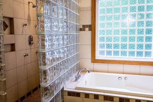 窓ありの浴室・風呂場を快適にする！目隠し・断熱・カビのお悩み解決！